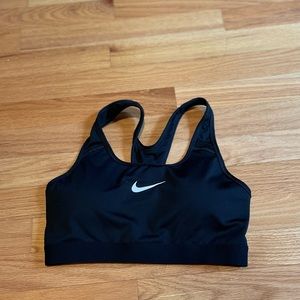 Nike Sports Bra Size M - barely worn. Great support and comfortable!